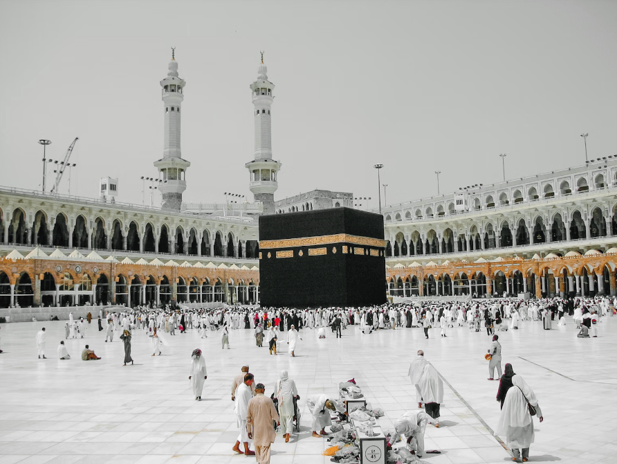 Make your Umrah pilgrimage from London stress-free with our expert tips and top package recommendations. Call Us Now!